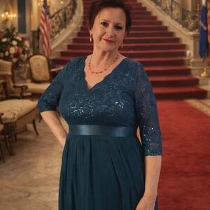 Size16 Beautiful vNeck, 3/4 sleeve lace ruffle sequin midi formal